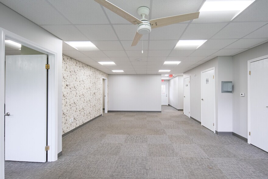 More Photos Of 404 Troy Schenectady Rd, Latham Office Residential For Lease