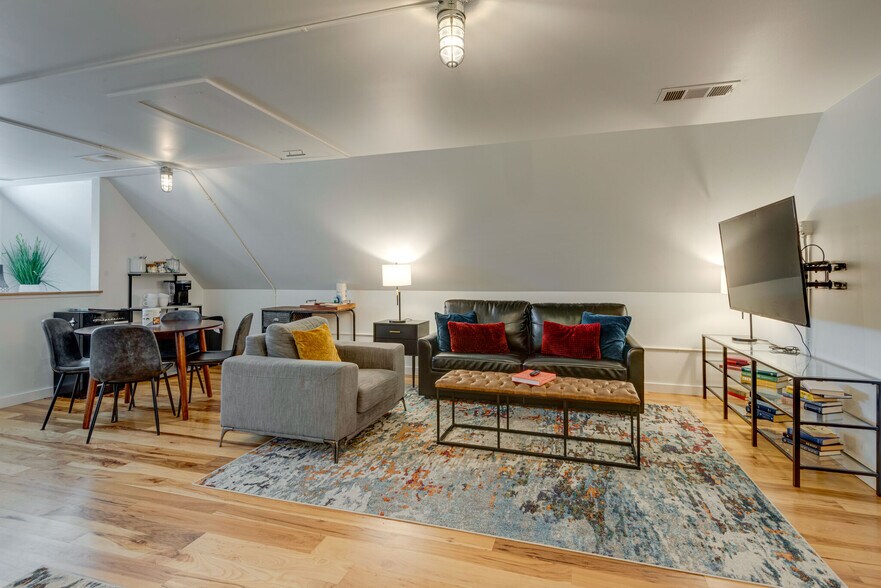 More Photos Of 2420 Cruzen St, Nashville Office For Sale