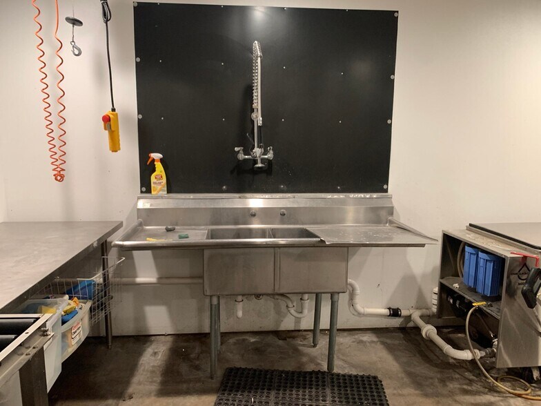 More Photos Of 5515 W Florist Ave, Milwaukee Warehouse For Sale