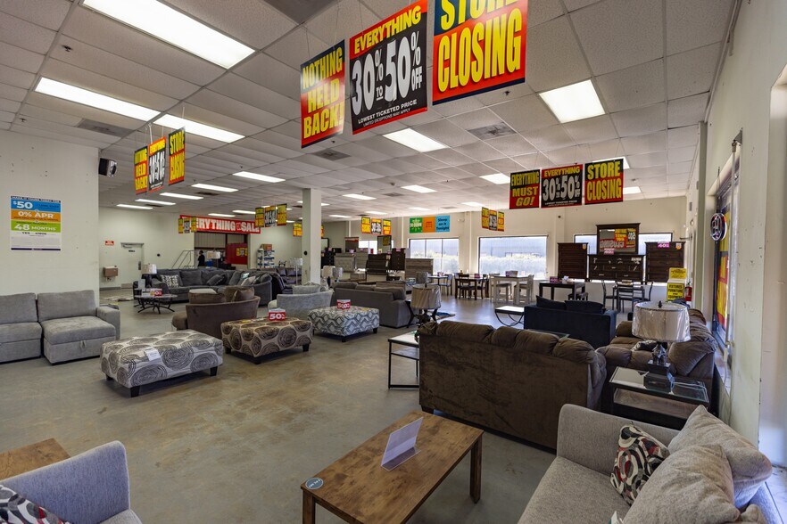 More Photos Of 6588 N Military Trl, West Palm Beach Light Distribution For Lease