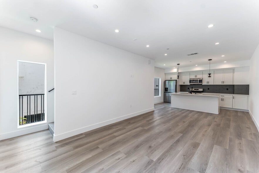 More Photos Of 21719 Hart St, Canoga Park Apartments For Sale