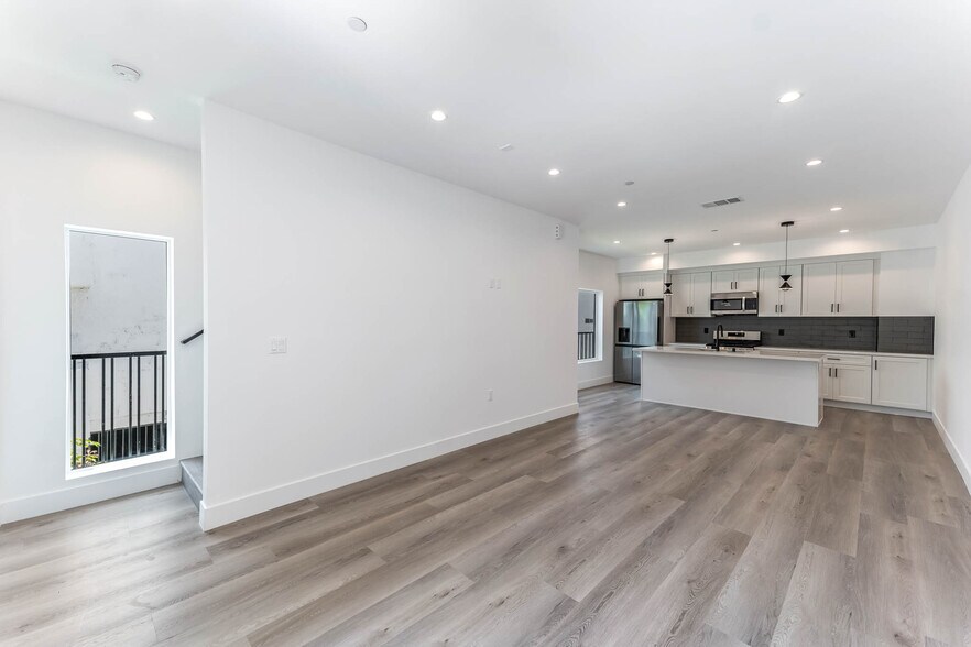 More Photos Of 21719 Hart St, Canoga Park Apartments For Sale