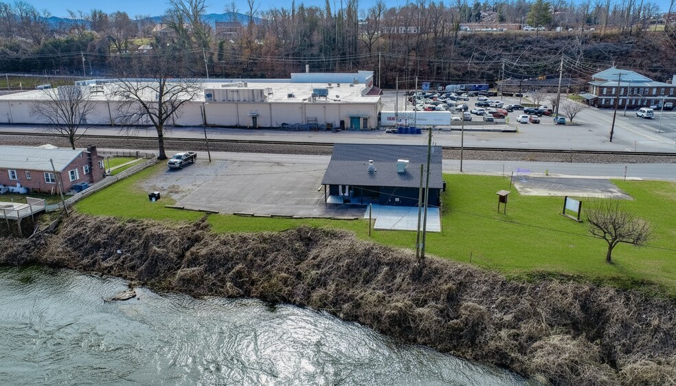 More Photos Of 386 E Main St, Newport Office For Lease