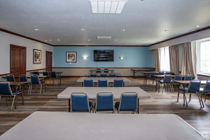 More Photos Of 5425 Clarkins Dr, Austintown Hotel For Sale