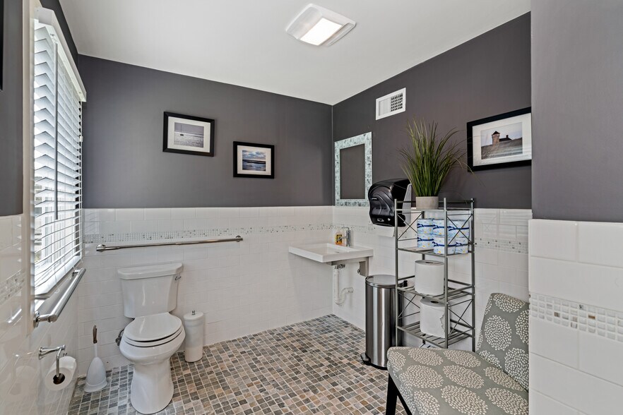 More Photos Of 105 Bradford Street Ext, Provincetown Hotel For Sale