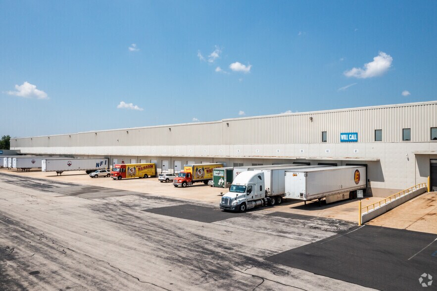 More Photos Of 125 Green Tree Rd, Oaks Distribution For Lease