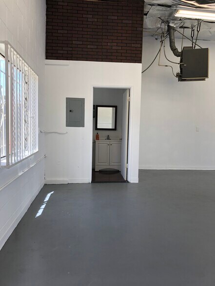 More Photos Of 2621 Pico Blvd, Santa Monica Storefront Retail Office For Lease
