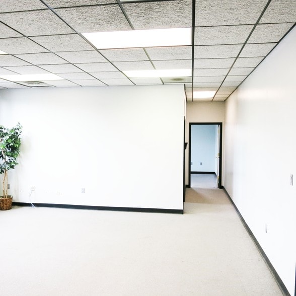 More Photos Of 205 E 1st Ave, Roselle Warehouse For Lease