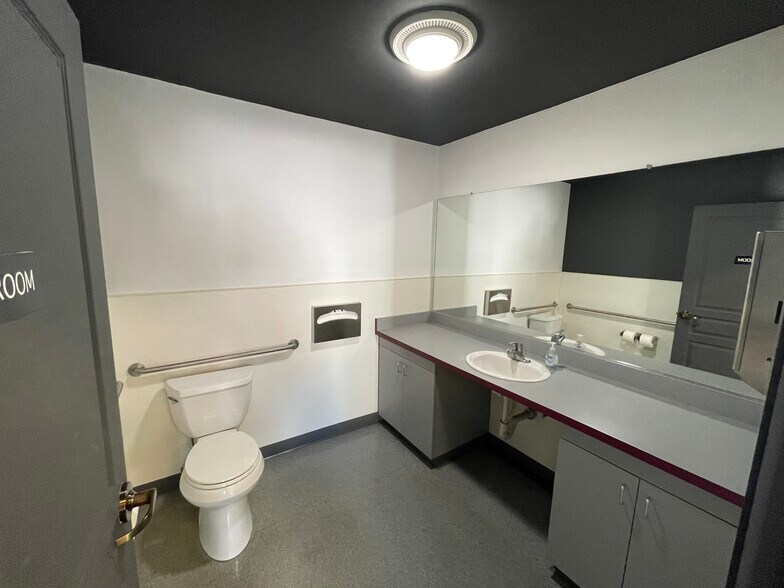 More Photos Of 200 E Chapman Ave, Orange Storefront Retail Office For Lease