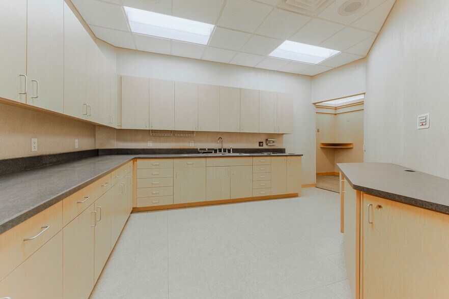 More Photos Of 1875 West Pointe Dr, Oshkosh Medical For Sale