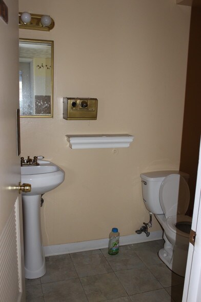 More Photos Of 1384-1388 Dixwell Ave, Hamden Office For Lease