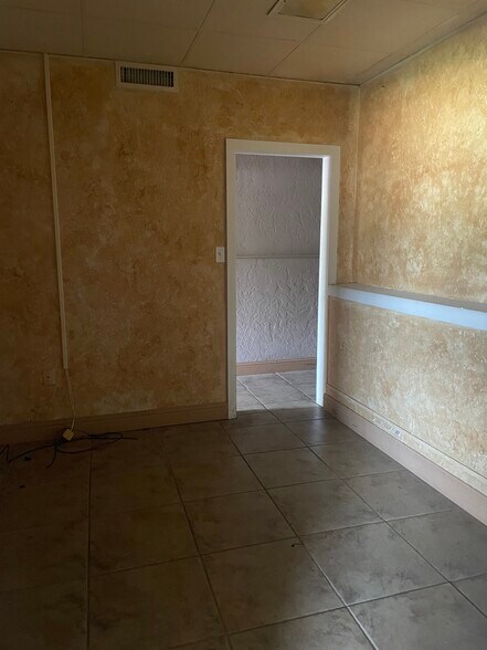 More Photos Of 945 W Maple Ave, Duncan Office For Sale