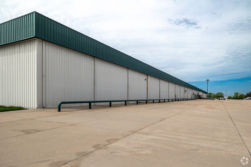 More Photos Of 8909 E 35th St, Wichita Warehouse For Lease
