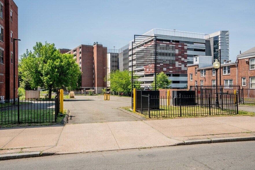 More Photos Of 29 Main St, Hartford Office Residential For Sale