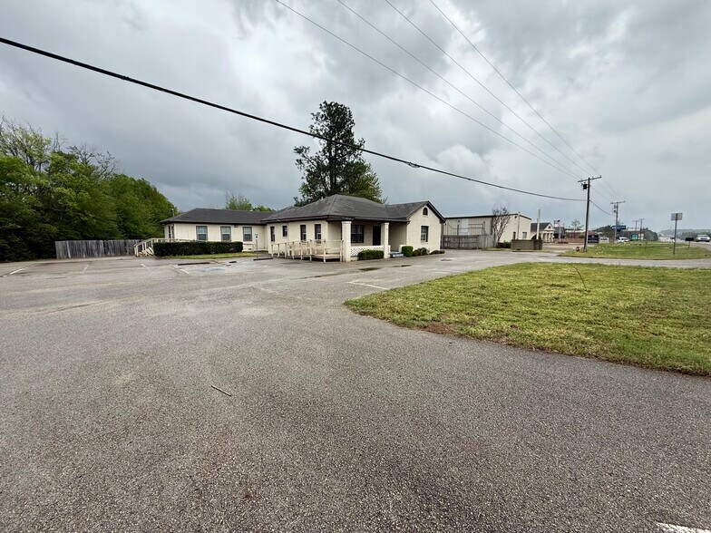 More Photos Of 2410 S Main St, Lindale Office For Sale