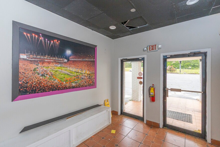 More Photos Of 1704-1710 W Main St, Central Restaurant For Lease