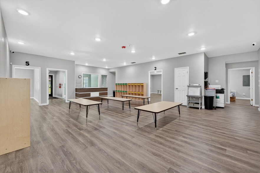 More Photos Of 109 Jasper Dr, Marshall Office For Sale