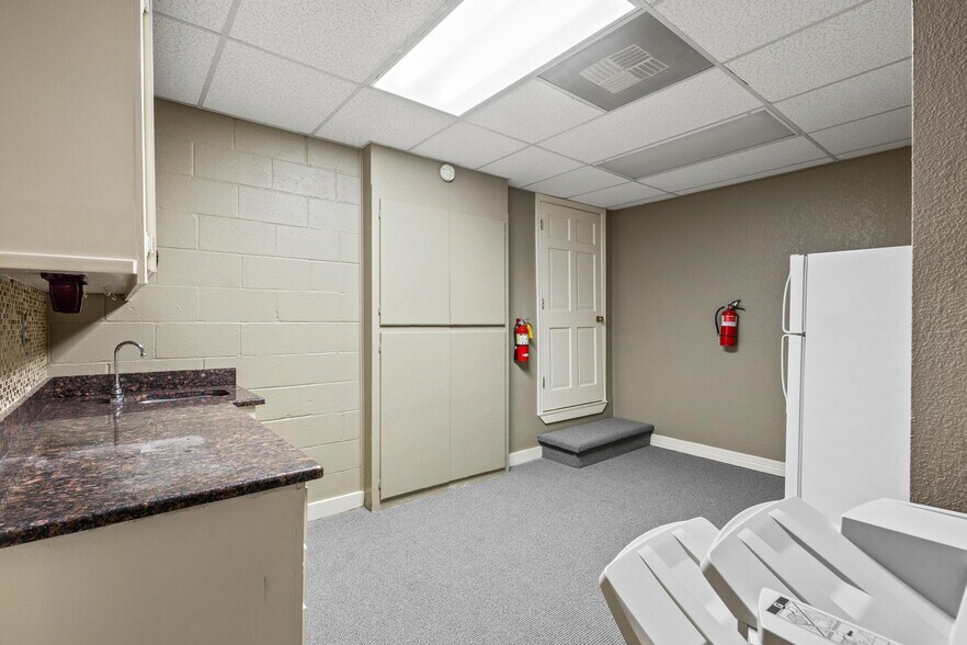 More Photos Of 111 S Travis St, Sherman Office For Sale