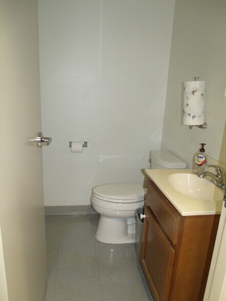 More Photos Of 411 Holmes St, Frankfort Light Distribution For Sale