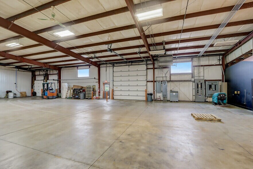 More Photos Of 860 N Parkway St, Jefferson Warehouse For Sale