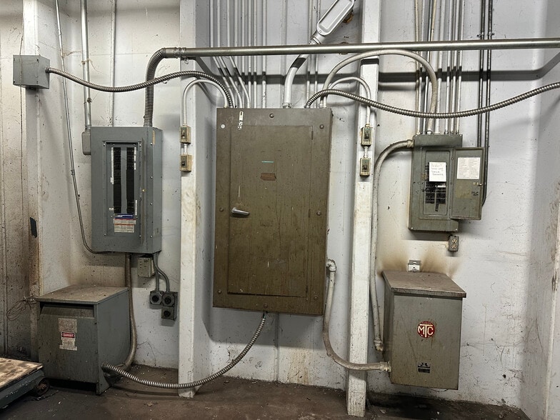 More Photos Of 126 S Griffith St, El Dorado Warehouse For Sale