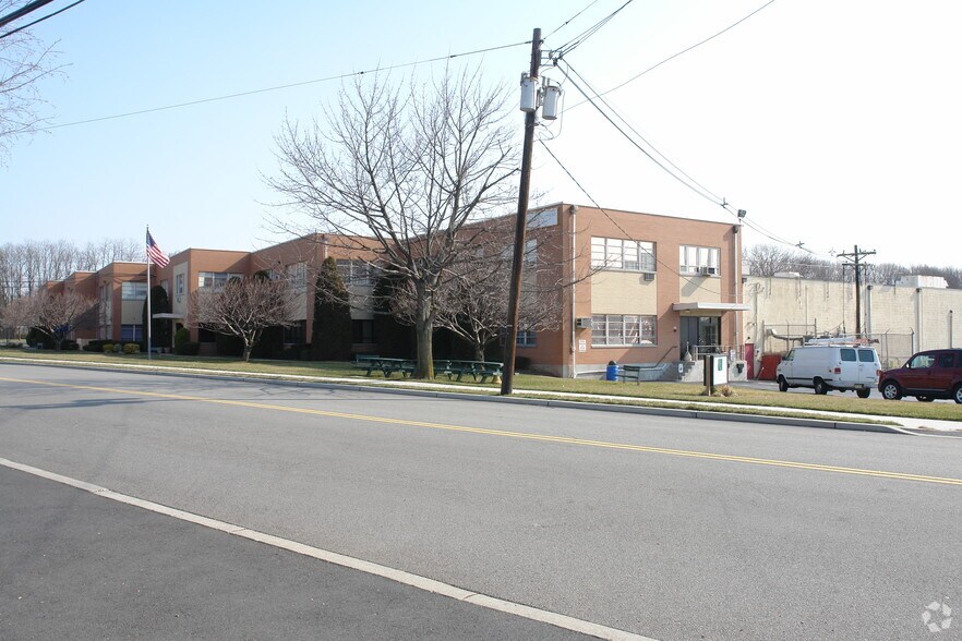 More Photos Of 1 Commerce Dr, Cranford Warehouse For Lease