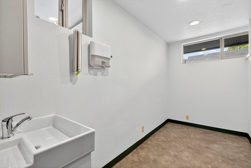 More Photos Of 5311-5315 N Vancouver Ave, Portland Medical For Sale