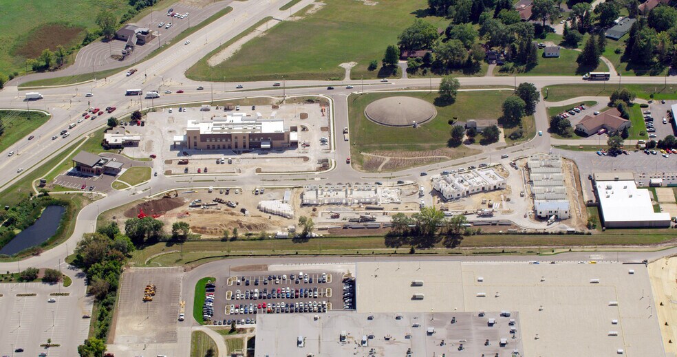 More Photos Of 2325 Fox Run Blvd, Waukesha Hospital For Sale