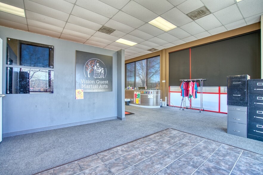 More Photos Of 305-325 Waneka Pky, Lafayette General Retail For Lease