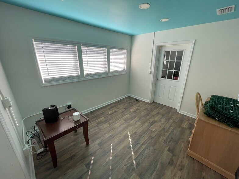 More Photos Of 5395 Cotton St, Graceville Office For Lease