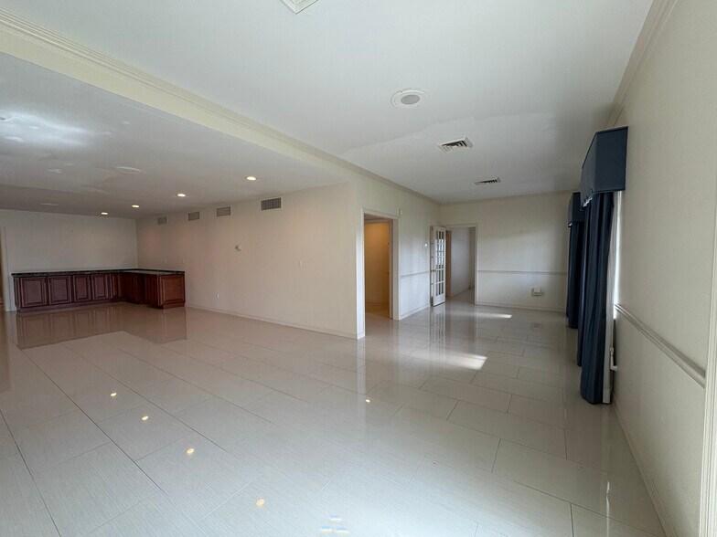 More Photos Of 5750 Swift Rd, Sarasota Freestanding For Lease