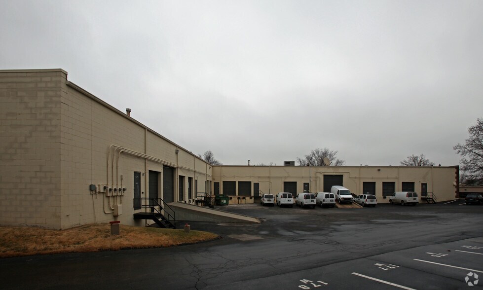 More Photos Of 2204-2232 Welsch Industrial Ct, Saint Louis Light Distribution For Lease