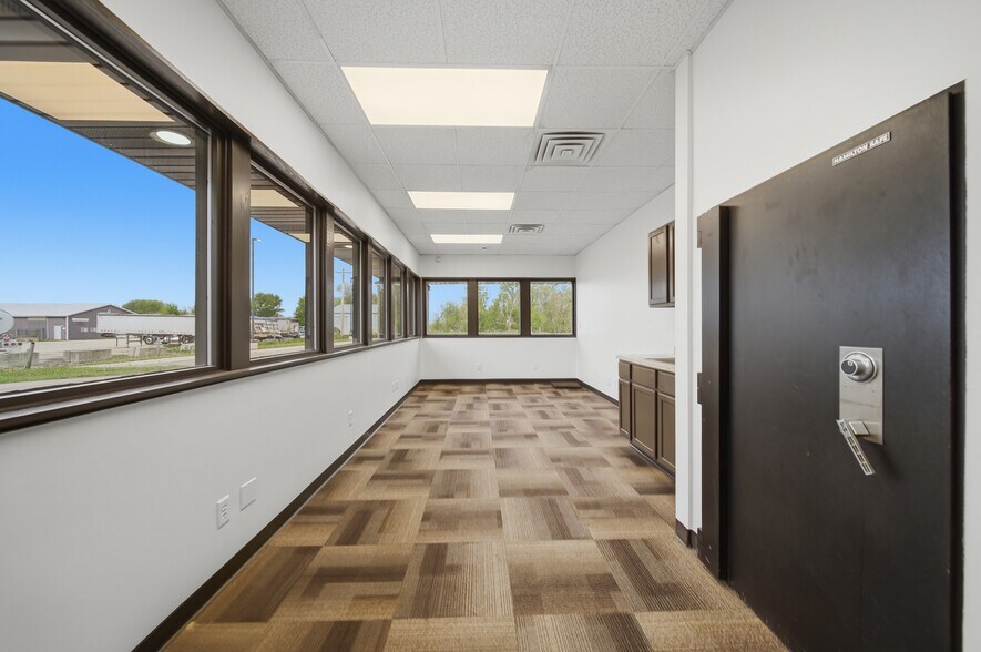 More Photos Of 1010 S 7th St, Rochelle Flex For Sale