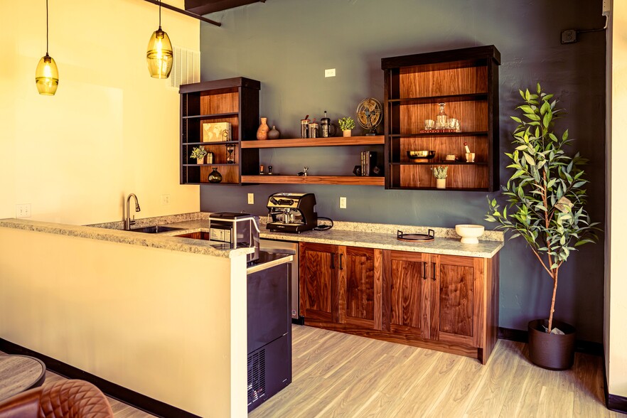 More Photos Of 1675 W Redstone Center Dr, Park City General Retail For Lease