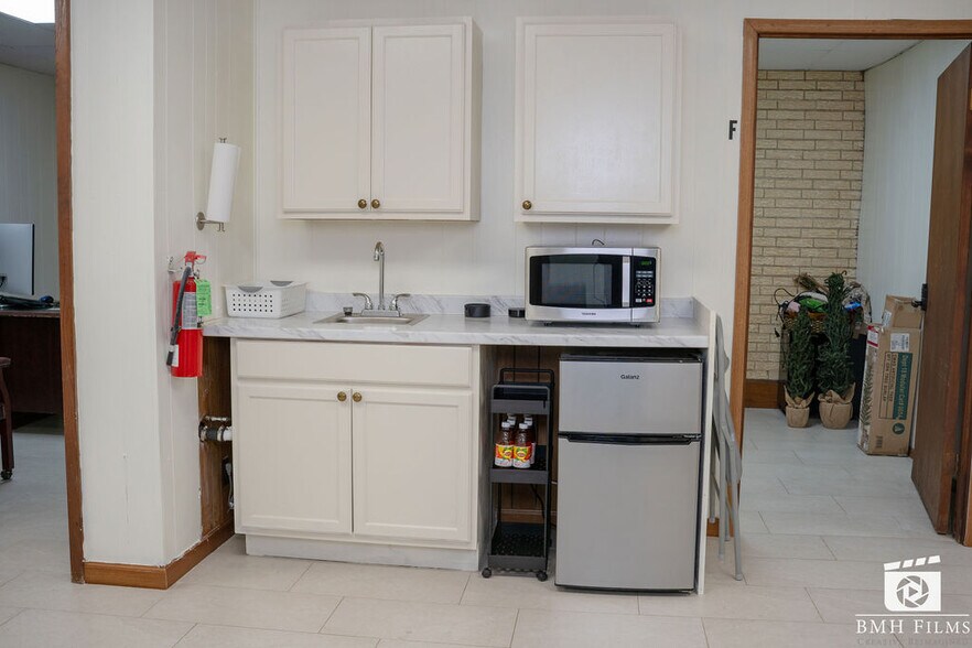 More Photos Of 707-709 N Palestine St, Athens Medical For Lease