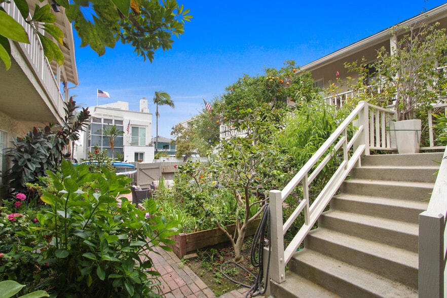 More Photos Of 5901 E Ocean Blvd, Long Beach Apartments For Sale