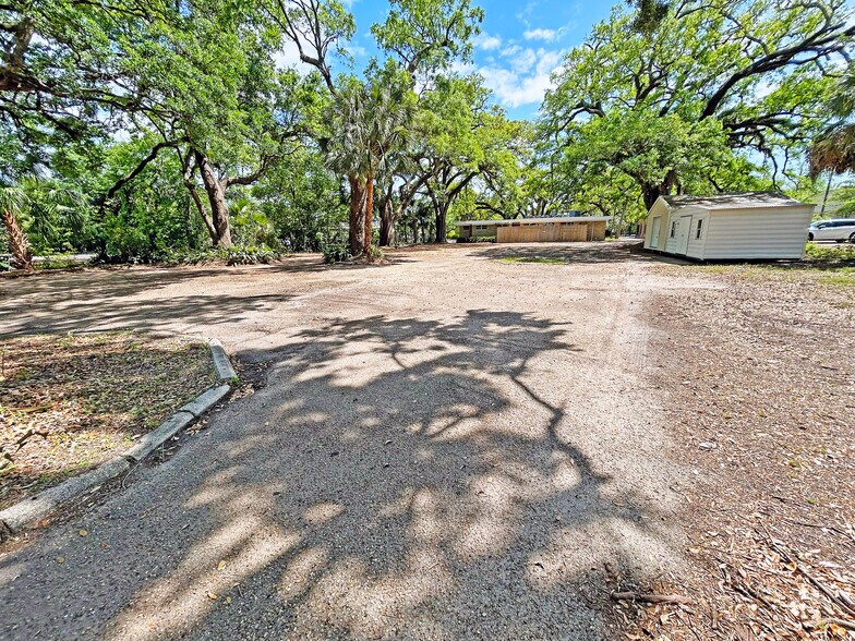 More Photos Of 1304 Government St, Mobile Veterinarian Kennel For Sale