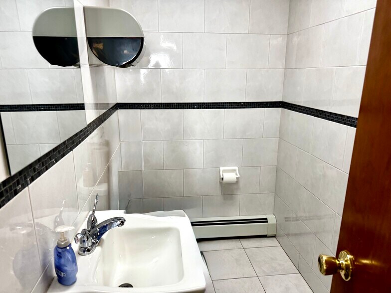 More Photos Of 686 Broadway, Massapequa Office For Lease