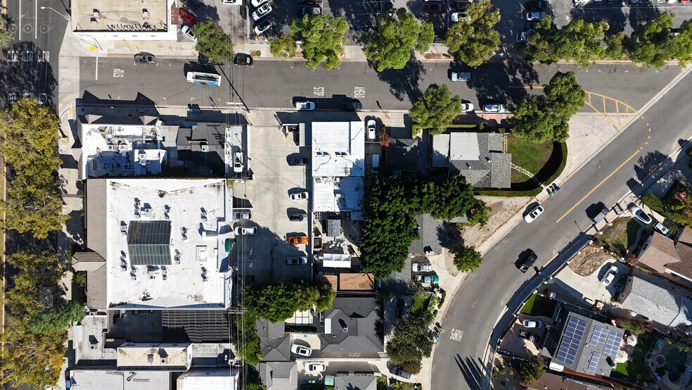 More Photos Of 21926 Costanso St, Woodland Hills Freestanding For Lease