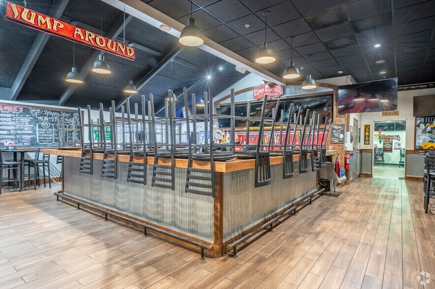 More Photos Of 1400 Commerce Pl, Plover General Retail For Sale