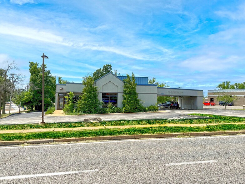 More Photos Of 12100 Manchester Rd, Des Peres General Retail For Sale