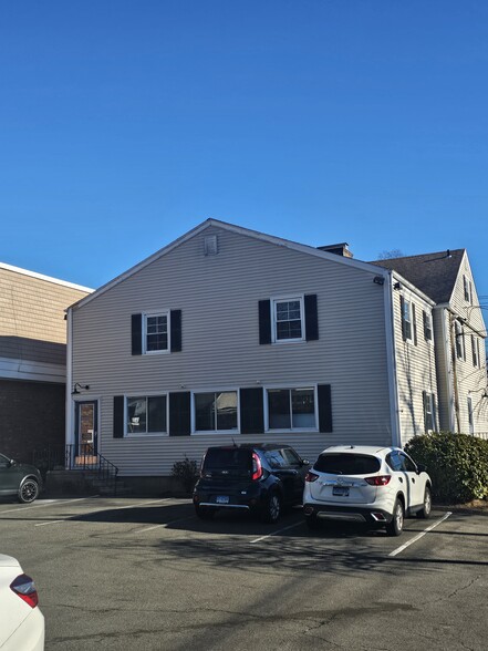 More Photos Of 3303 Main St, Stratford Office For Lease