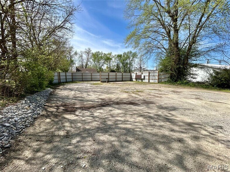 More Photos Of 306 E Franklin St, Salem Flex For Sale