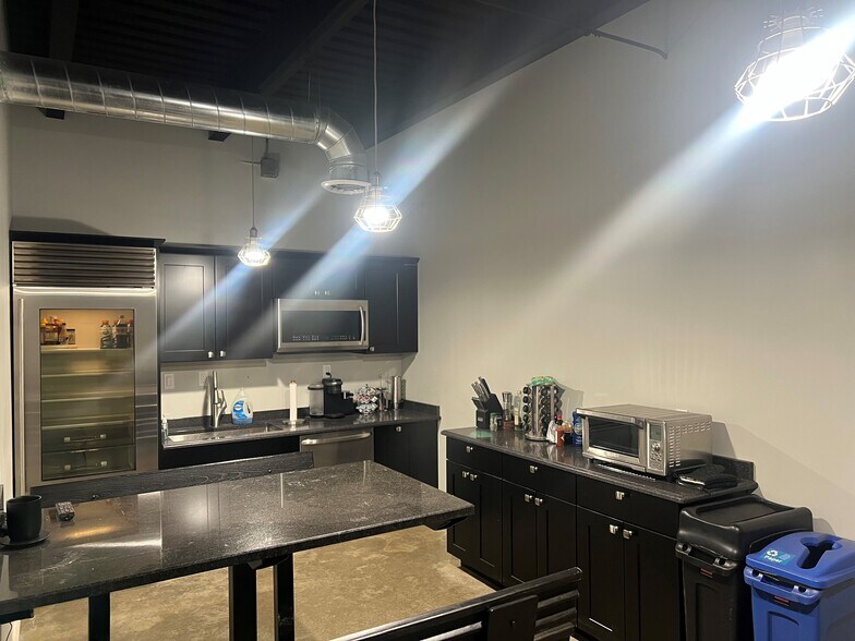 More Photos Of 21260 W 8 Mile Rd, Southfield Warehouse For Lease