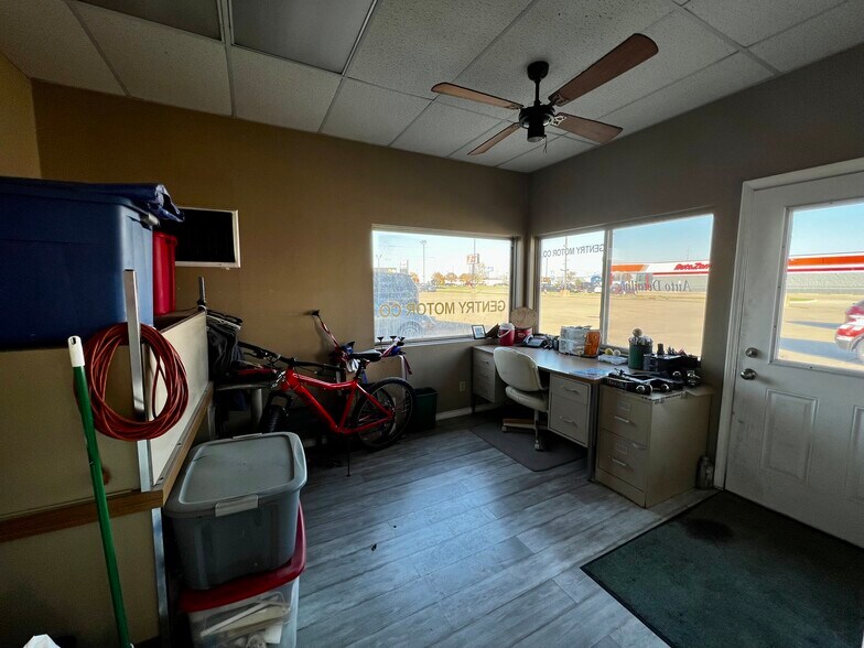 More Photos Of 1719 E Jackson St, Macomb Auto Dealership For Sale