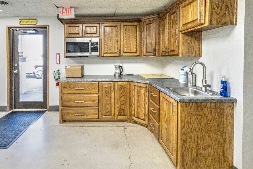 More Photos Of 1909 N Highway 81, Duncan Auto Dealership For Sale