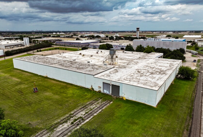 More Photos Of 8440 Tewantin Dr, Houston Manufacturing For Sale