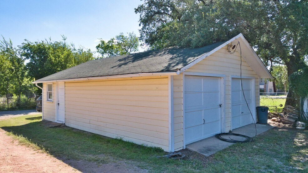 More Photos Of 1016 Main St, Kerrville Office For Sale