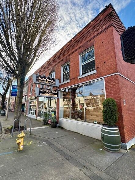 Primary Photo Of 500 E 1st St, Newberg Storefront Retail Residential For Sale