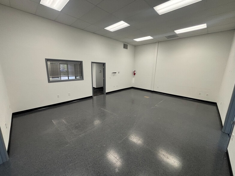 More Photos Of 28170 SW Boberg Rd, Wilsonville Warehouse For Lease